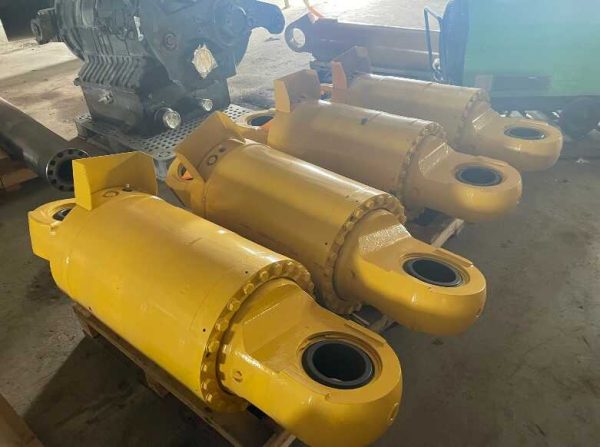 Komatsu EM8844 Rear Suspension
